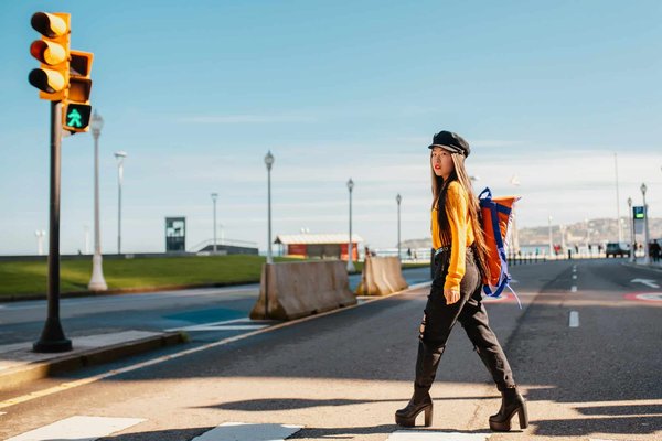 How can tourists find affordable accommodation near major attractions in Edinburgh?